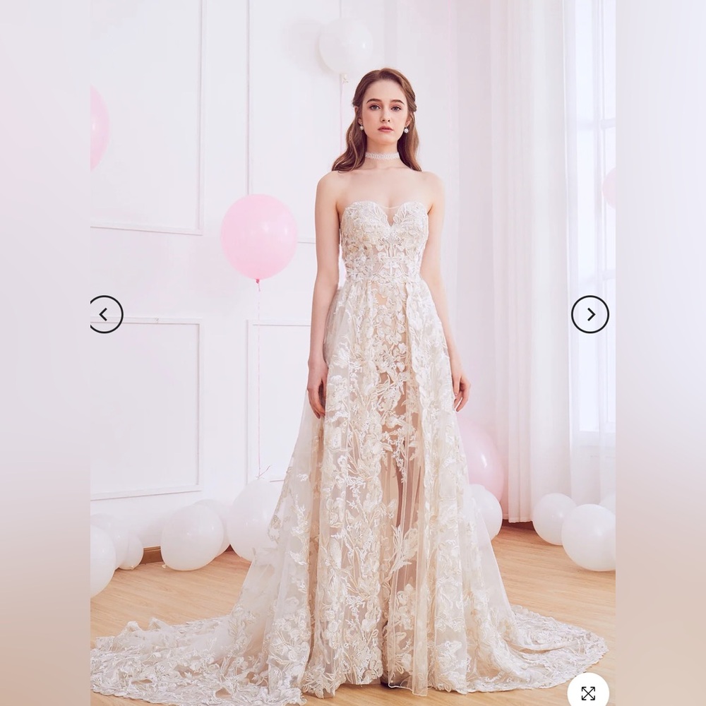 Elegant Cream Lace Wedding Dress